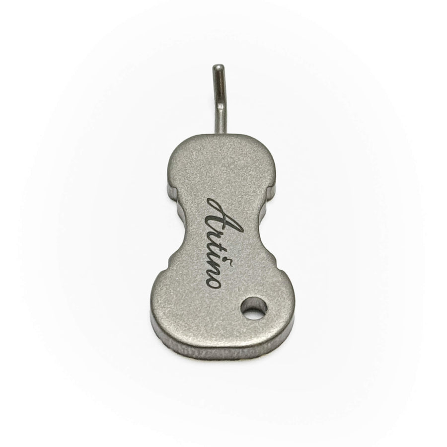 Artino【鈦好轉】腮托調整器｜我屋音樂 WoW Music Shop  |一體成形高級全鈦材質鈦金屬微調器。 專為提琴腮托螺絲調整而設計的小工具。它採用鈦金屬製成，兼具輕巧與耐用的特性。琴形外形將功能性與雅致風格相結合。 適用：小提琴 / 中提琴 尺寸：17mm x 38mm (不含調整頭) 重量約4.95公克 ，比一般的微調器輕便許多。